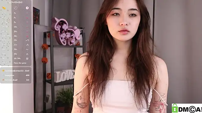 Noiry_Vuvez - hands bra