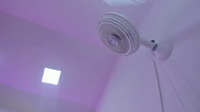 Emma_Lara1 - show milk