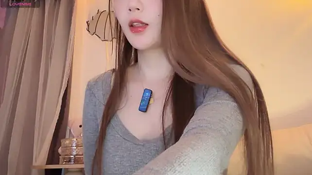 Qqqq0808 - 看看里面穿了什么