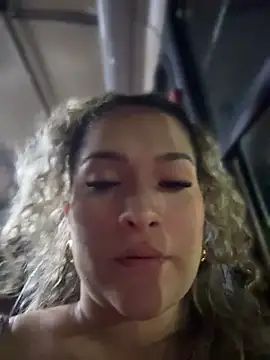 Sara_smiiith211 - wet my pussy in public