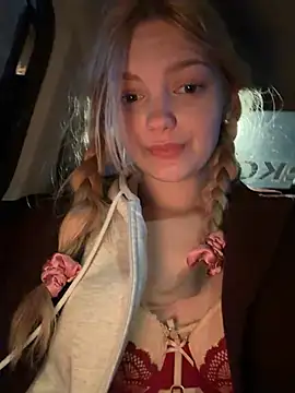 Elsawhere - lift top up n keep boobs in bra visible