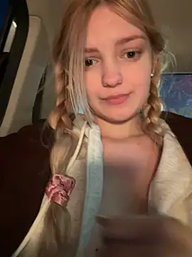 Elsawhere - lift top up n keep boobs in bra visible