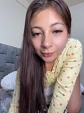 Karlee_Grey1 - Play with my kitty