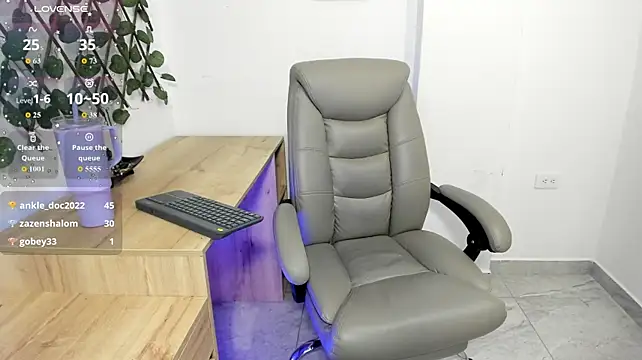 Madeleine__w - control my toy 3min + spanks ass