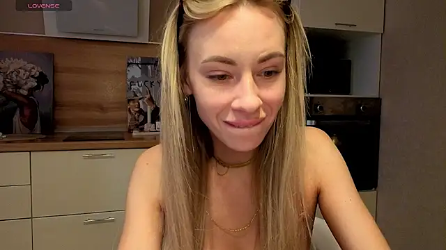 Diana_Garrettt - 3 fingers in weet pussy close to cam