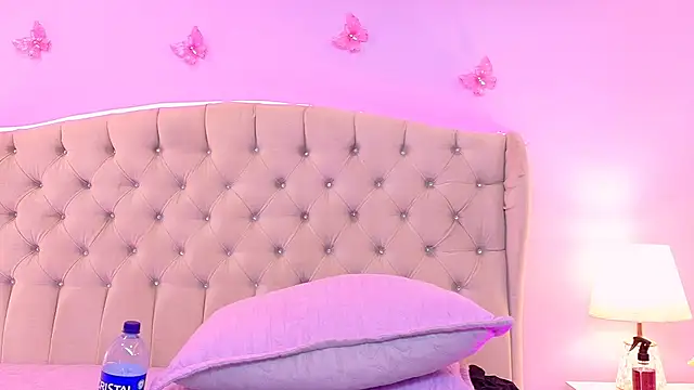 Madelinerousse - insert two fingers into the pussy.😜😜