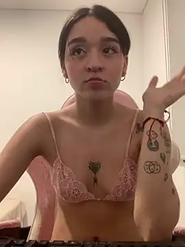 Ruemi_rose - playing with my clitoris🤩