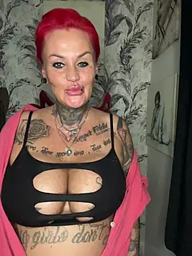 InkedMissLaBaehm - 🫦 Show my Big Boobs Close-Up