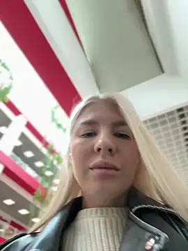 NewLale - Show tits