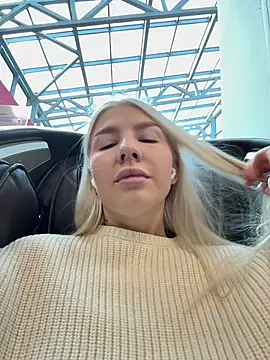 NewLale - Show tits