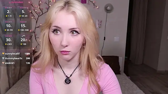 Lira__Yummy - move seductively and look at the camera
