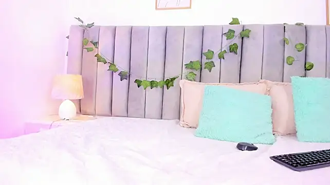 Naomiii__ - Naked jumping on the pillow💥🍒🍑
