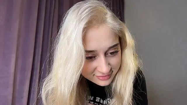 Tinyvivy - Lips and Tongue close up