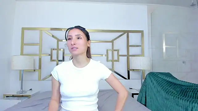 VivieneLuxe - naked+plug to kitty ass x 5 minutes