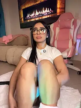 Emily-14 - PLUG IN MY TIGH ASS