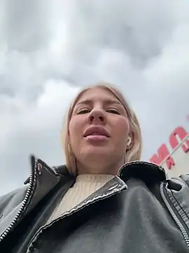 NewLale - Show naked ass