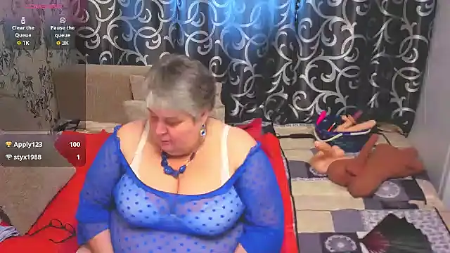 Baunti5555 - a dildo in the pussy