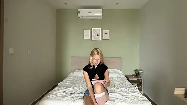 CarrieSchoneck - Cute/naughty pose