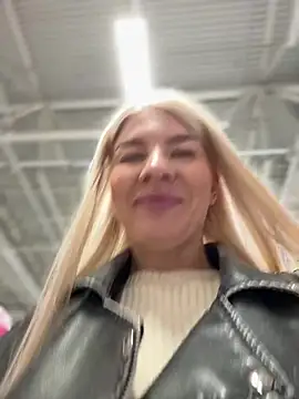 NewLale - Show naked ass