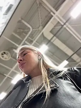 NewLale - Show pussy