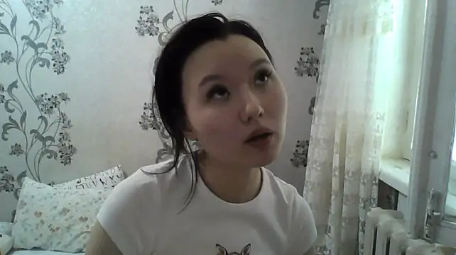 QuyenLuellen - Wink and show my wet tongue