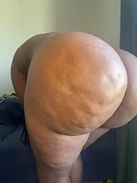 BigRound-Bootayy - Close up twerk butt plug