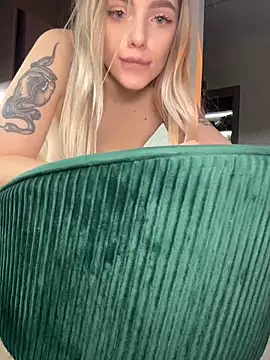HugeBoobsAlice