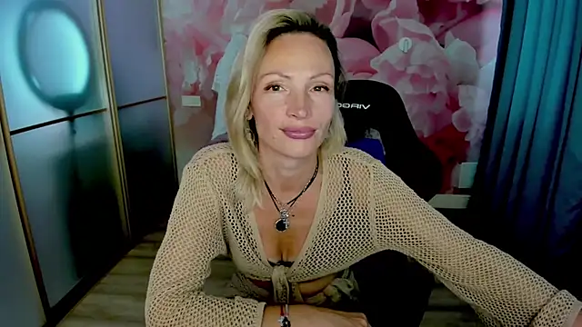 AlinaMoor - I'll play with the pussy
