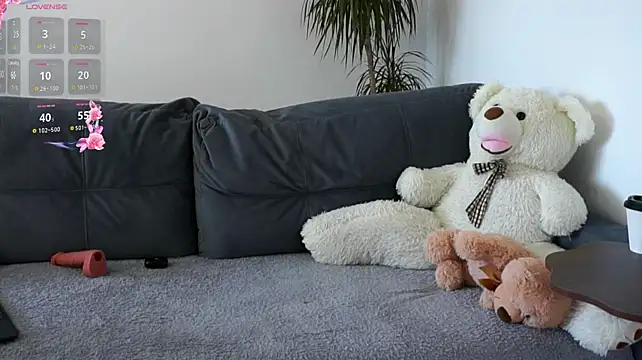 ItsMira - 🍑 Fingering my pussy 🍑