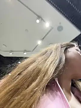 Jucie_Boom - RISKY FINGER SUCKING IN CROWDED MALL😱