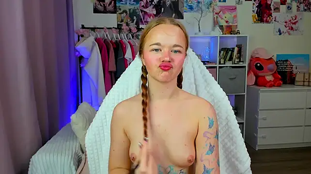 Faye_Muse - StretchTinyPussyInDildoSplitRide