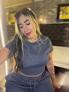 ManuelaVeeleez - PLAY PUSSY
