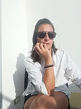 Marygirl88 - Mi scopo la fica al tavolo del bar