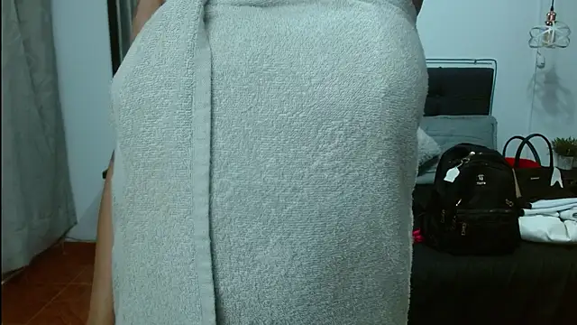 Dominik_girl - show her pussy