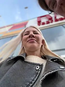 NewLale - Show tits