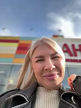 NewLale - Show tits