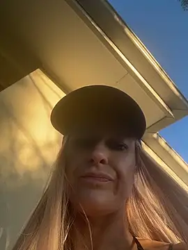 BriDownUnder - Public pussy play