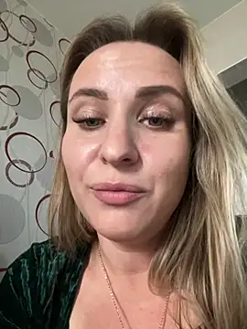 SweetOlga - Fingering pussy they lick it