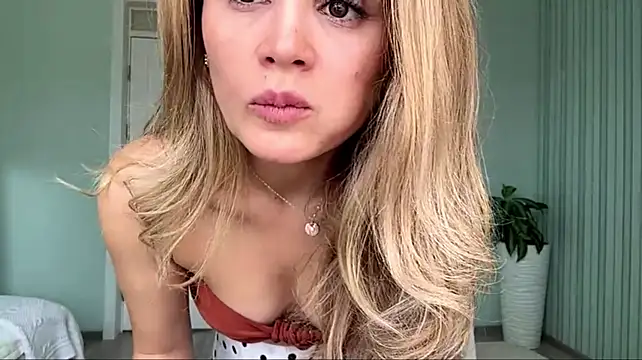 SayraPie - Will play with my nipples and make them