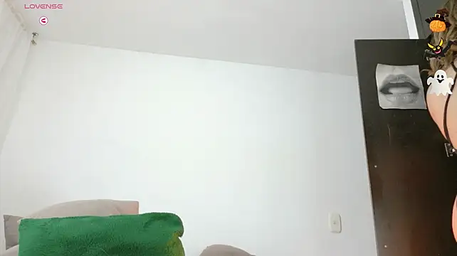 KylieVennet - close up pussy