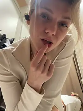 ValenciaShock - SQUEEZE MY NAKED BOOBS