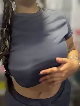 ManuelaVeeleez - play bombombum in pussy