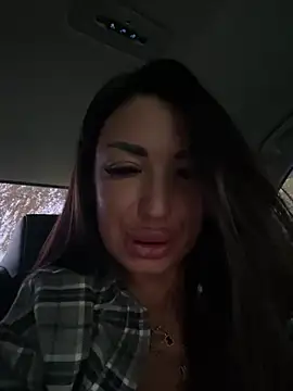 RuslanaXX - Squirt whis open door in parking mall