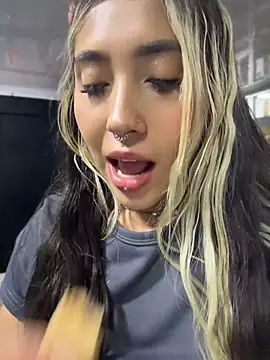 ManuelaVeeleez - play bombombum in pussy