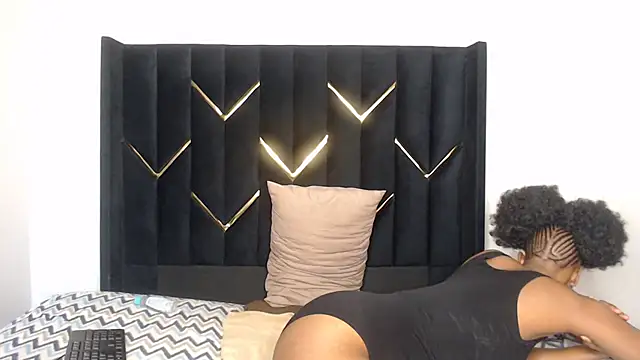 EbonyPoisonCunt - Cling Oiled up ASS