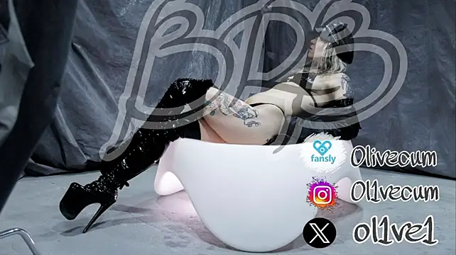 Olivecum - Show my wet hairy pussy!