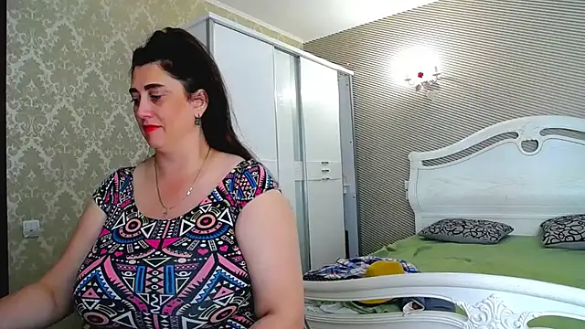 Evelyn_Shy - bare chest 200