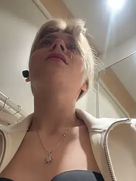 ValenciaShock - SQUEEZE MY NAKED BOOBS