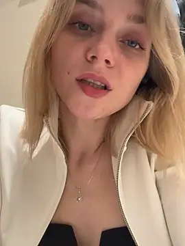ValenciaShock - SQUEEZE MY NAKED BOOBS