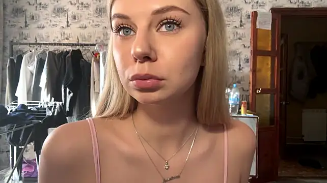 HoneysPiee - tease you with my tongue :P